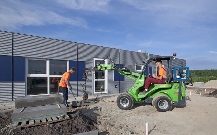 Trottoirbanden plaatsen. Rechts Sidney Simonis, op de machine medewerker Martijn Trottoirbanden plaatsen. Rechts Sidney Simonis, op de machine medewerker Martijn