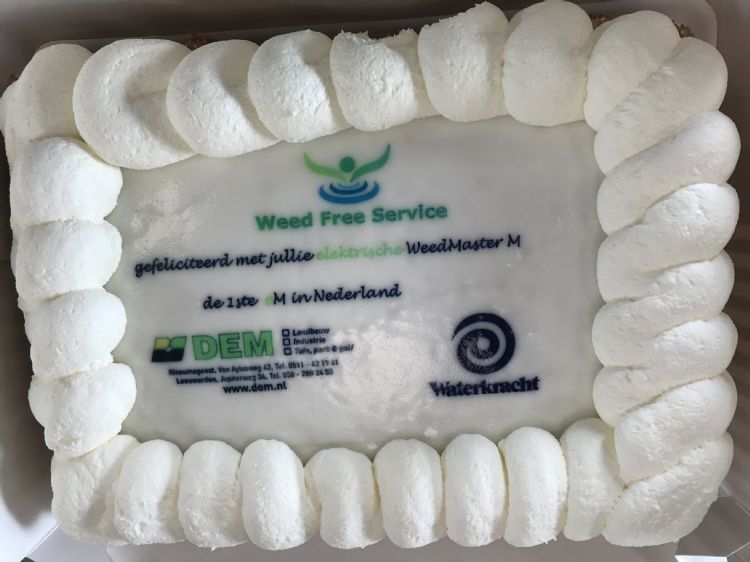 Een nieuwe machine opleveren is altijd een feestelijke gebeurtenis, helemaal als je het allereerste exemplaar krijgt. Een nieuwe machine opleveren is altijd een feestelijke gebeurtenis, helemaal als je het allereerste exemplaar krijgt.