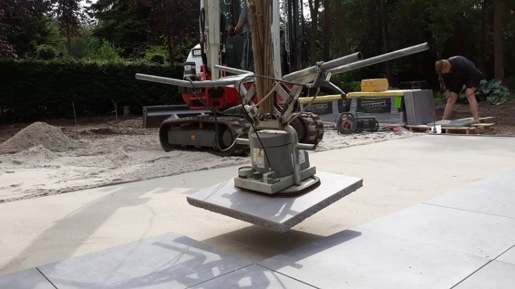 Tegels leggen: deze tegels zijn standaard voorzien van afstandhouders. Tegels leggen: deze tegels zijn standaard voorzien van afstandhouders.