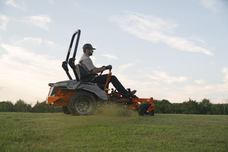 Ook in hogere gewassen geeft de Ariens Zenith E een mooi maaibeeld. Ook in hogere gewassen geeft de Ariens Zenith E een mooi maaibeeld.