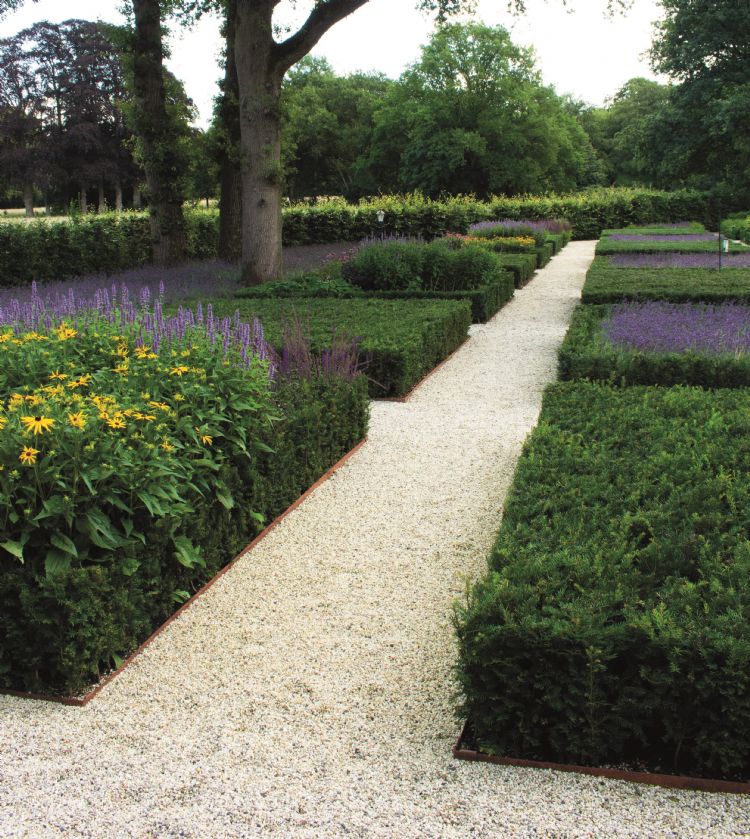 Voor deze klassieke tuin gebruikte Jeroen Satter cortenstalen randbegrenzingen. Voor deze klassieke tuin gebruikte Jeroen Satter cortenstalen randbegrenzingen.