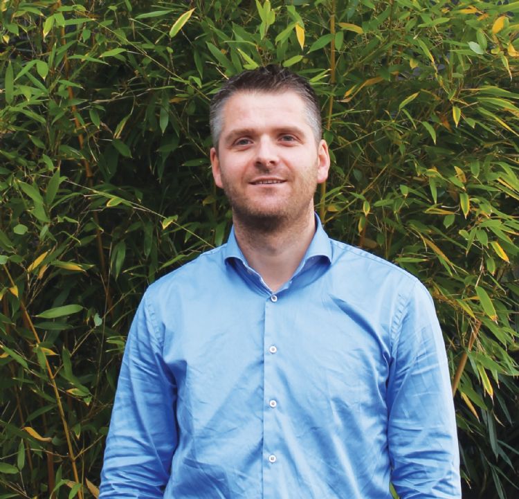 André Platte: 'Daarom kijken we mee bij elk project en adviseren we wat de beste oplossing is, qua kleur, stijl en materiaal.' André Platte: 'Daarom kijken we mee bij elk project en adviseren we wat de beste oplossing is, qua kleur, stijl en materiaal.'