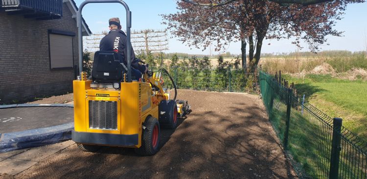 Jan-Willem Slegh signaleert bij hoveniers juist behoefte aan de zwaardere Knikmops 130 en 180. Jan-Willem Slegh signaleert bij hoveniers juist behoefte aan de zwaardere Knikmops 130 en 180.