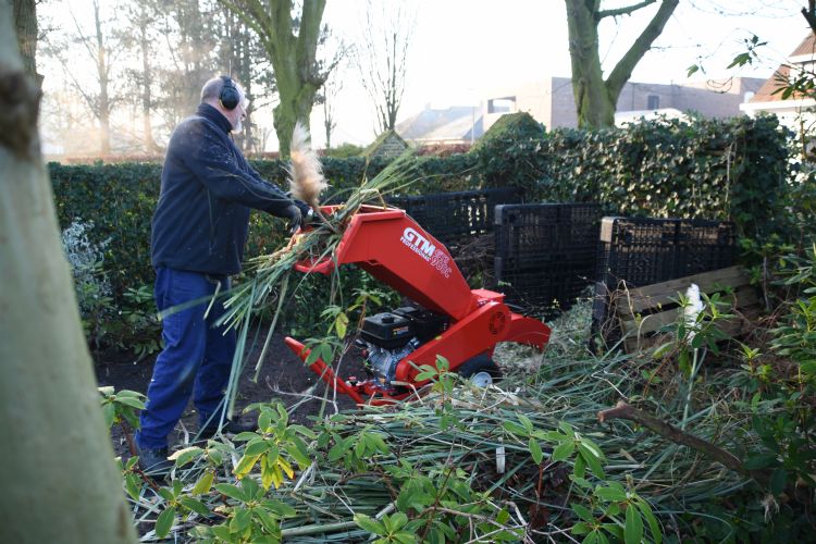 Versnipperd siergras wordt met de GTS 900C direct op de composthoop geblazen. Versnipperd siergras wordt met de GTS 900C direct op de composthoop geblazen.