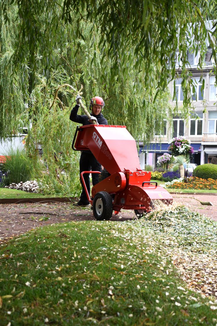 Verse, taaie en vezelrijke wilgentakken met een diameter tot 10 cm kan de GTS1300C gemakkelijk de baas. Verse, taaie en vezelrijke wilgentakken met een diameter tot 10 cm kan de GTS1300C gemakkelijk de baas.