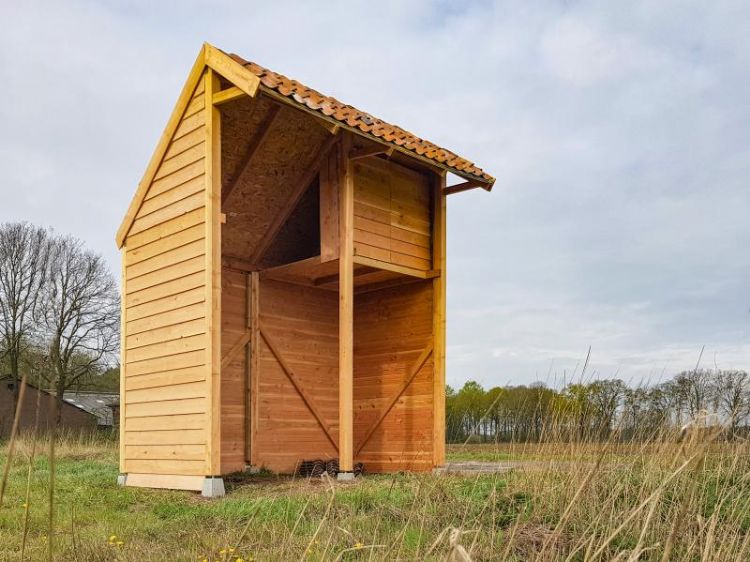 In Netersel heeft Kingfisher Natuurprojecten voor de provincie Noord-Brabant een kerkuilenschuur gebouwd in verband met de sloop van een boerenschuur. De kerkuil maakt nu gebruik van dit bouwwerk, blijkt uit monitoring.