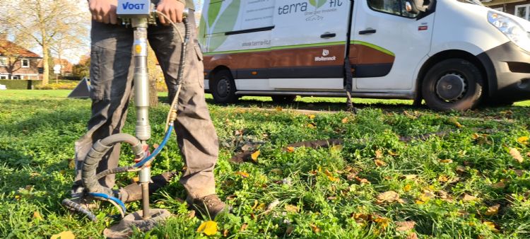 Pneumatisch losbreken van de bodem creëert – opnieuw – doorwortelbare ruimte. Pneumatisch losbreken van de bodem creëert – opnieuw – doorwortelbare ruimte.