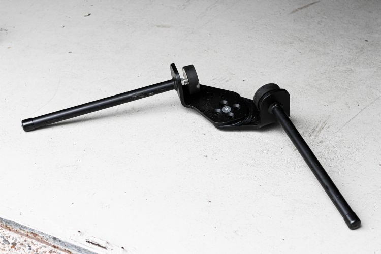 De horizontale Lifftie klemt door het gewicht van een paal of boom zichzelf vast De horizontale Lifftie klemt door het gewicht van een paal of boom zichzelf vast