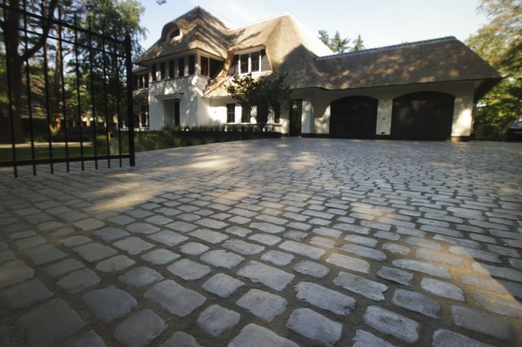 Flagstones-oprit met drainagemortel (Varistone Z, steengrijs) Flagstones-oprit met drainagemortel (Varistone Z, steengrijs)