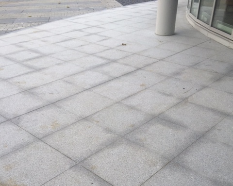 Schade die is ontstaan door vocht onder de tegels Schade die is ontstaan door vocht onder de tegels