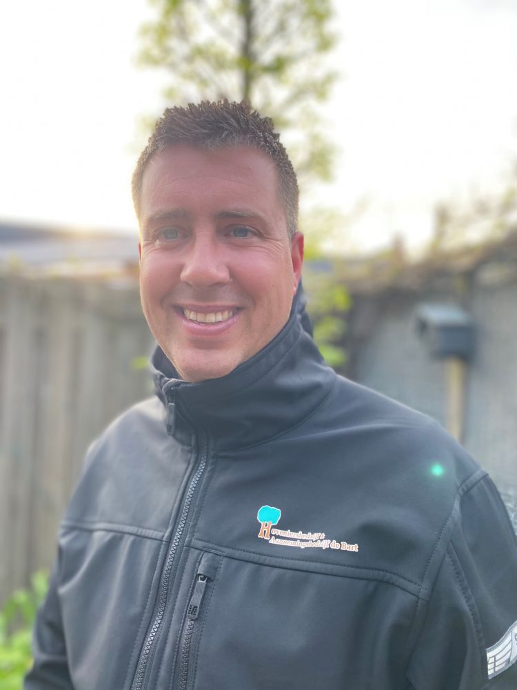 Harm de Bart: 'Met grote, dunne tegels en smalle voegen wordt het werk steeds technischer.' Harm de Bart: 'Met grote, dunne tegels en smalle voegen wordt het werk steeds technischer.'