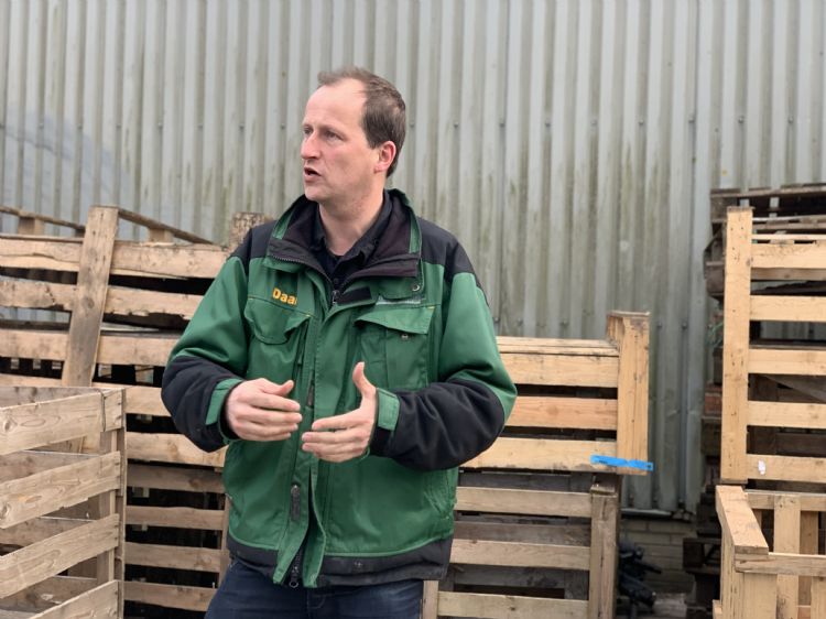 Daan Bruin verzorgt een rondleiding over z'n bedrijf Daan Bruin verzorgt een rondleiding over z'n bedrijf