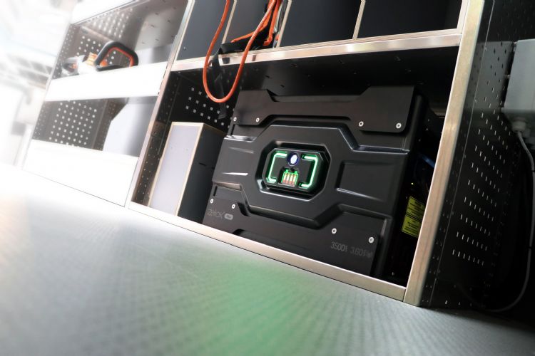 De Zeliox (3.500 W, piekvermogen 6.500 W, capaciteit 3,6 kWh) functioneert zelf ook als accu en voorziet alle accu's onderweg en op locatie van stroom De Zeliox (3.500 W, piekvermogen 6.500 W, capaciteit 3,6 kWh) functioneert zelf ook als accu en voorziet alle accu's onderweg en op locatie van stroom