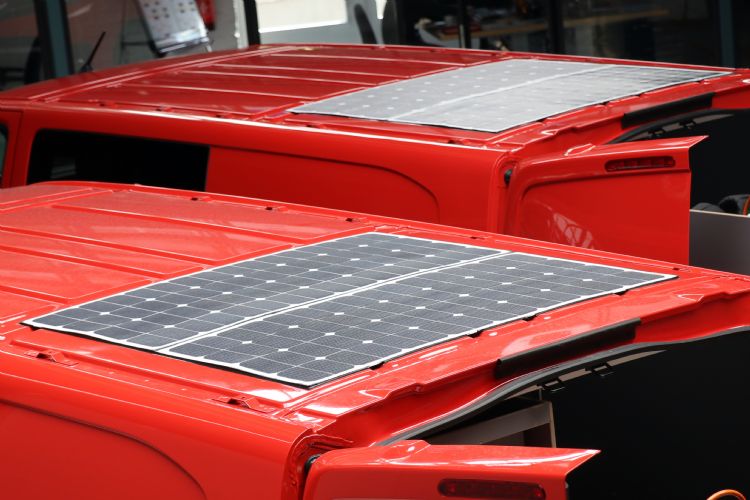 Zonnecellen met een vermogen van zo’n 1.000 wattpiek op de nieuwe werkbussen voorzien de Zeliox van stroom. 