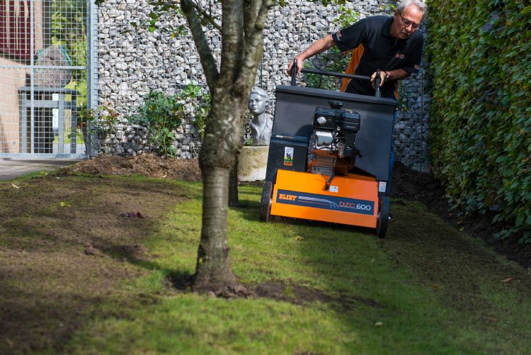 Een laagje van de uitgefreesde aarde wordt teruggebracht op het zaaibed. Een laagje van de uitgefreesde aarde wordt teruggebracht op het zaaibed.
