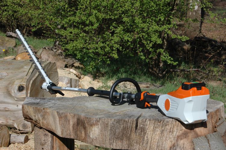 De nieuwe heggenschaar op steel HLA 135 heeft dezelfde functies en capaciteit als de thermische varianten. Accu neemt het hier volledig over. Voor alle snoeiwerkzaamheden, van trimmen tot terugsnoeien. 145° gereedschapsloos verstelbare mesbalk voor kop-, De nieuwe heggenschaar op steel HLA 135 heeft dezelfde functies en capaciteit als de thermische varianten. Accu neemt het hier volledig over. Voor alle snoeiwerkzaamheden, van trimmen tot terugsnoeien. 145° gereedschapsloos verstelbare mesbalk voor kop-,