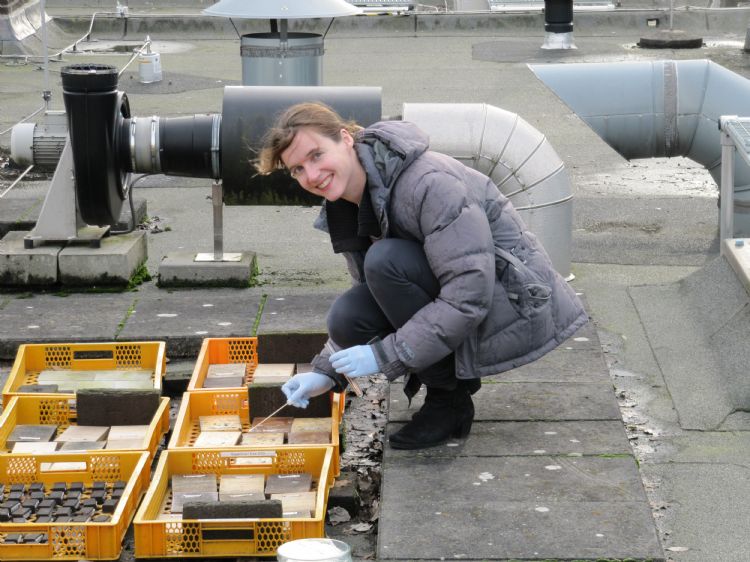 Van Nieuwenhuijzen bij haar Nederlandse proefopstelling. Foto: Martin Meijer.