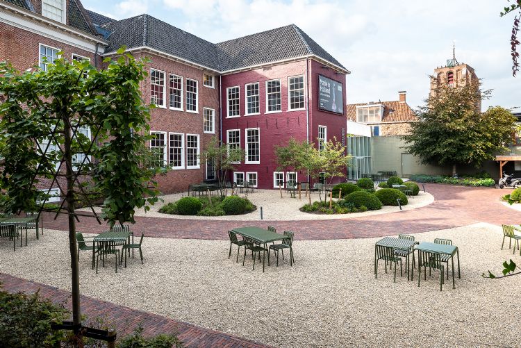 Het keramiekmuseum in Leeuwarden werd deze zomer verfraaid door Tuinen met Gevoel.