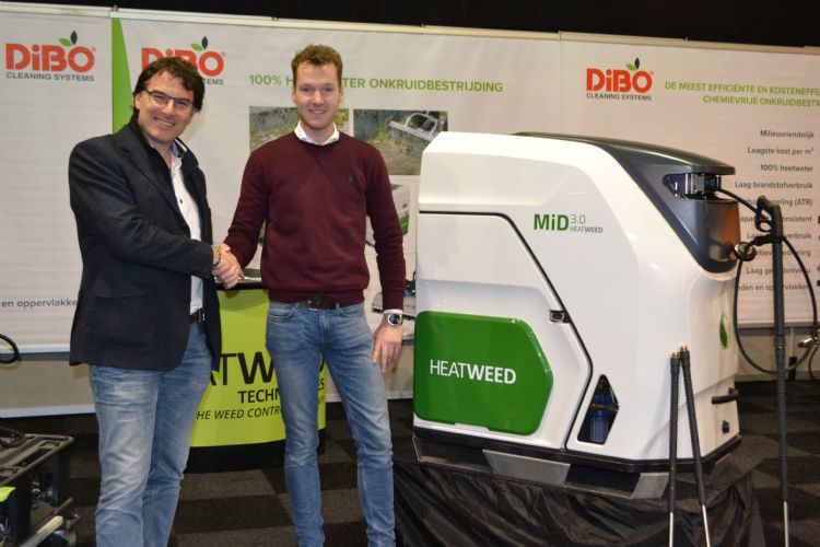 Henri Koolmees (accountmanager van de leverende dealer; DTH Mechanisatie uit Hendrik-Ido Ambacht, rechts) schudt Dionysios Sofronas (l) de hand op de Groene Sector Vakbeurs.