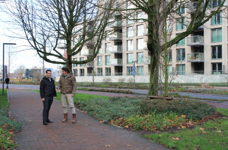 Lodewijk Hoekstra (l) en wethouder Martijn van den Heuvel van de gemeente Weert in open gesprek.