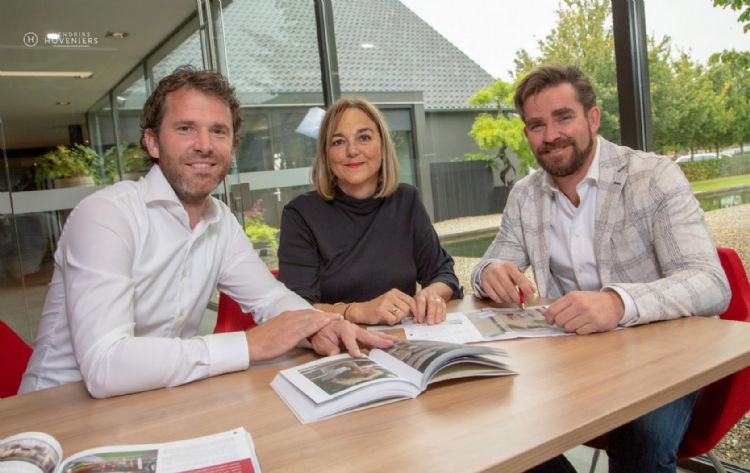 Jeroen Hendriks en Diderik Corts, eigenaren van Hendriks Hoveniers, met Barbara Schliessler. Foto: website Hendriks Hoveniers