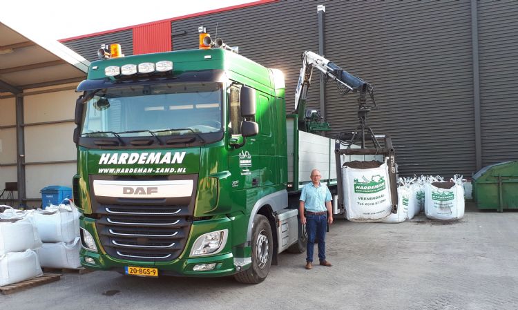 Gijs Hardeman bij een van zijn acht vrachtwagens