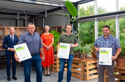 Titia Bredée, Voorzitter CvB van Helicon Opleidingen, en VHG-directeur Egbert Roozen reikten samen de eerste certificaten uit en spraken hun trots en grote waardering uit voor de inzet van deze drie opleidingsbedrijven.