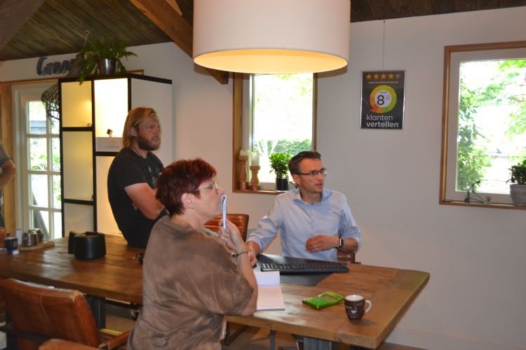 Leo Kodde legt medewerkers van hoveniersbedrijf De Groot uit Volkel uit hoe SuiteMKB werkt.