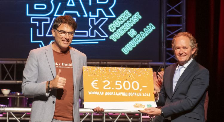 Wethouder Marten Japenga reikte de prijs donderdag 27 oktober uit aan Dionysios Sofronas tijdens opnamen voor BAR Talk.