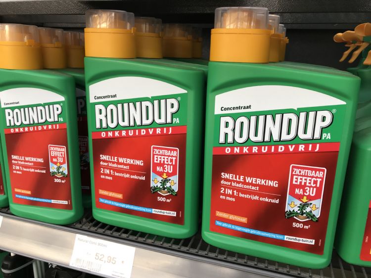Opmerkelijk is dat de merknaam Roundup nog wel veelvuldig wordt gebruikt bij consumentenproducten. Deze onkruid verwijderingsmiddelen zijn dan veelal op basis van een andere werkzame stof zoals perlagonzuur, afgebeeld hier op de foto.