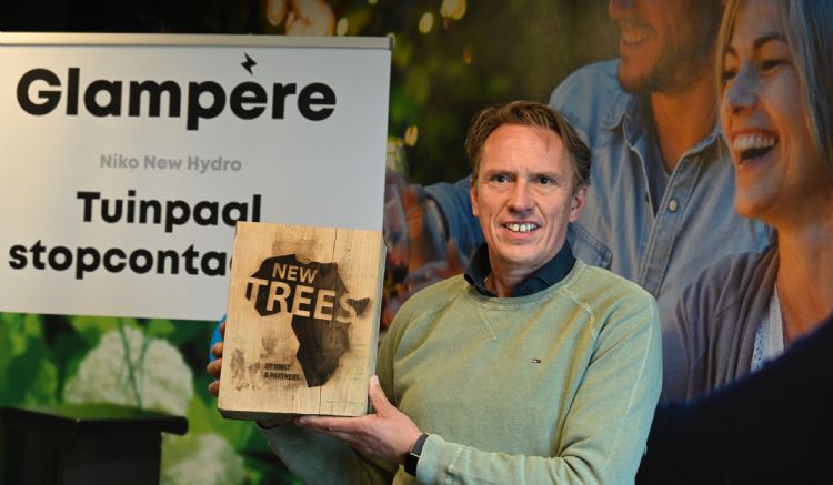 Ceo van Glampere Ton Willemse laat het houten Newtrees-plakkaat zien, dat hij heeft ontvangen om de samenwerking te bezegelen. 