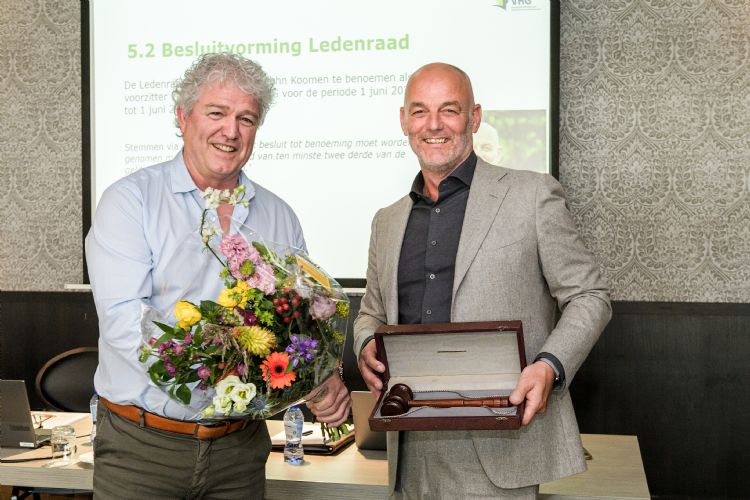 Karel van Remunt overhandigt John Koomen bloemen. Fotograaf: Theo FamaStudio Pothoff