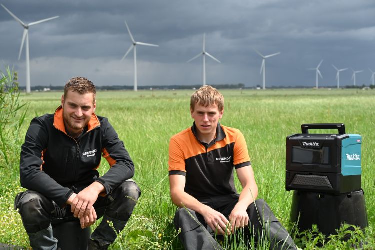 Mijndert-Jan van Beijnum (l) en Mitchel Verhoeks het magnetron-testteam.