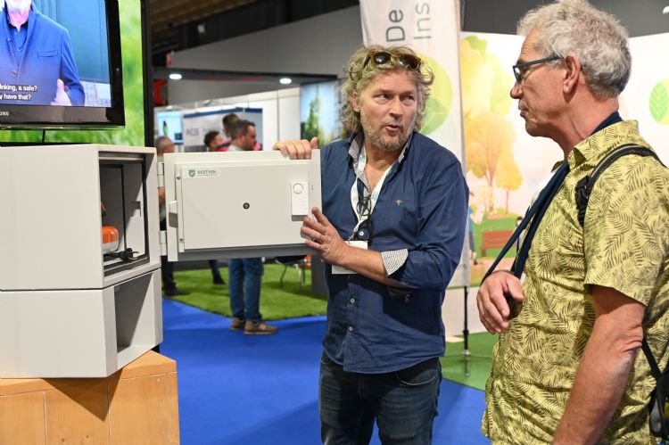 Op de Vakbeurs Openbare Ruimte laat Remco van Kuilenburg (l) bezoekers de allernieuwste Seefion kluis zien