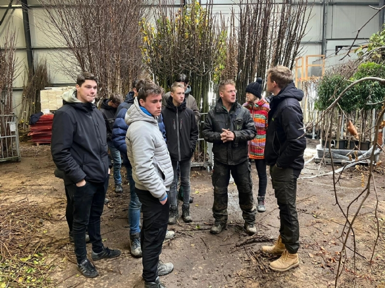 Twee hoveniersklassen bezochten het Betuws Planten Centrum.