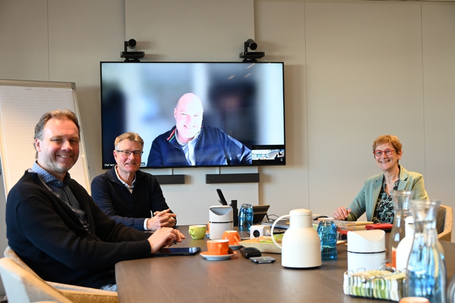 Jeroen Warnaar, Ton Greeve, Marjolein Dubbelaar en op het scherm Olaf Janssen