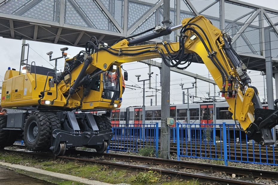 Het Drontense bedrijf Nijhuis Engineering zorgde ervoor dat de accu's van deze Atlas-spoorkraan aan de derde rail kunnen worden geladen. (Foto: Niels van Klompenburg)