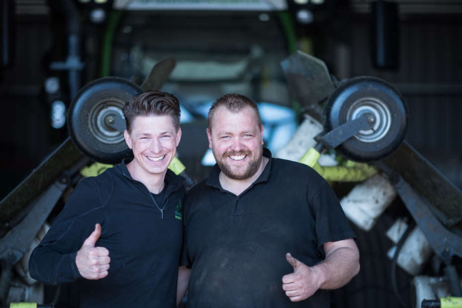 Samen met compagnon Robbert Krol (r) heeft Marcel Lageman (l) in Gasselte een onderneming opgezet die vandaag de dag floreert dankzij hun gecombineerde expertise en frisse benadering van graszodenteelt.