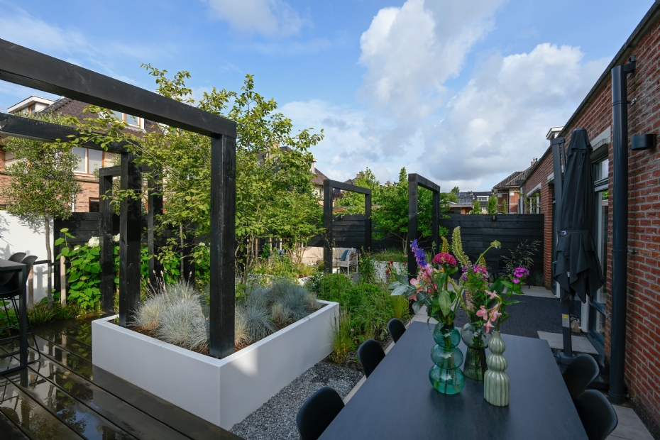 De pergola's in deze tuin in Nootdorp zorgen voor een extra dieptewerking foto's: Leon de Winter Hoveniers