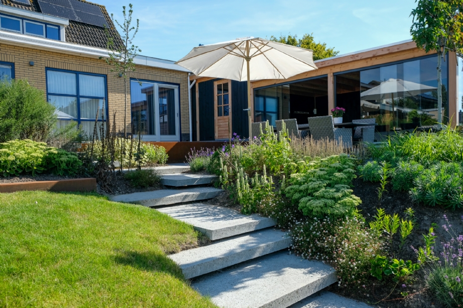 Het hoogteverschil tussen de woning en de waterlijn bood kansen voor creatieve oplossingen.