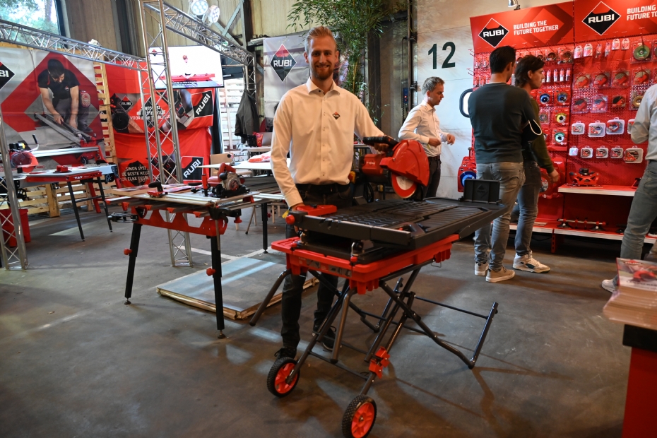 Roy Ansems laat de nieuwste zaagtafel zien, de Rubi DT-250 MAX.