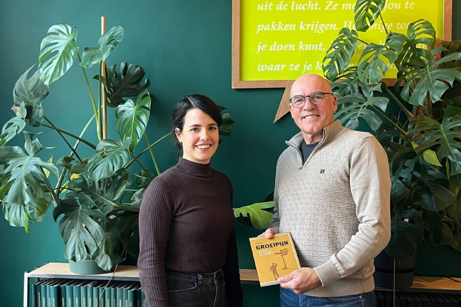 Eerste exemplaar nieuwe ondernemersboek TuinKeur 'Groeipijn' uitgereikt aan hoofdredacteur Willemijn van Iersel door Jelle Westra