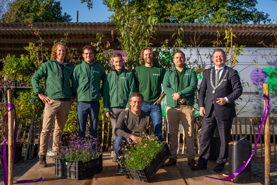 Henk Jan Bijmolt (l.) met het volledige team van Yarinde met de burgemeester van Coevorden tijdens de opening van de nieuwe locatie