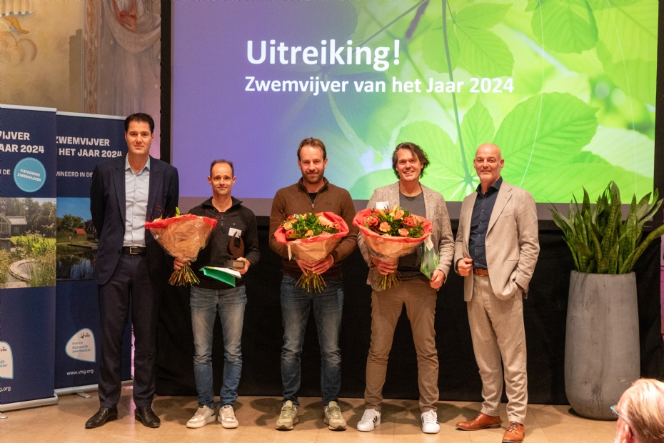 V.l.n.r.: VHG-directeur Marc van Rosmalen, Jeroen Geraedts (Tuindesign & Styling Ves Reynders), Vincent van den Briel en Sander Voortman (Lilypond) en VHG-voorzitter John Koomen.