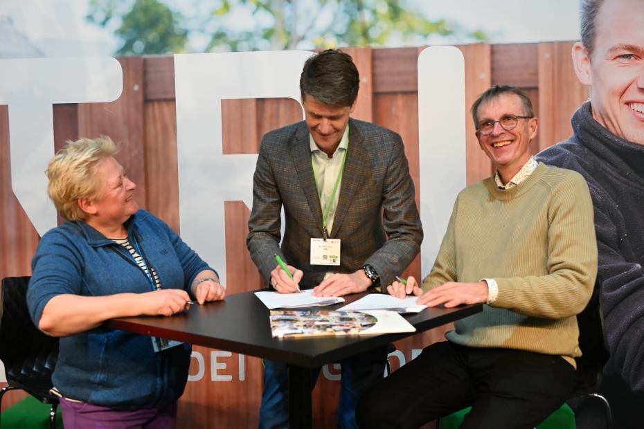 vlnr: Nicole Slagmolen voorzitter TRI, Jan Willem Mans sectormanager groen SBB en Bert Daling bestuurslid TRI.