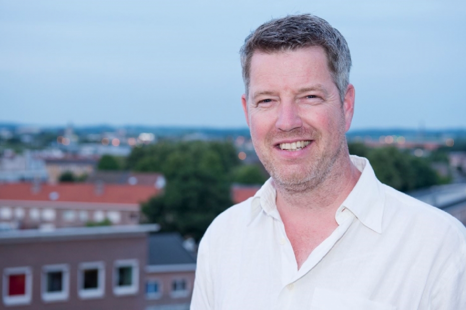 Zij-instromer Inge Ruttenberg van Guy Wolfs Hoveniers poseert vol trots met haar GreenCademy-certificaat