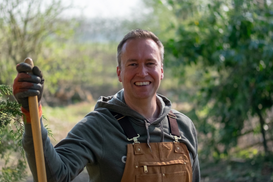 Martijn Bosgraafs persoonlijke connectie met het hoveniersvak is diep geworteld in zijn achternaam, 'Bosgraaf', wat afstamt van 'Bosgever' in het Fries. In vroegere tijden waren een hovenier en een boomkweker één vak. Je kocht ergens bomen, inclusief het aanplanten ervan. 'Daar komt mijn achternaam vandaan, mijn voorvader was Bosgever.'