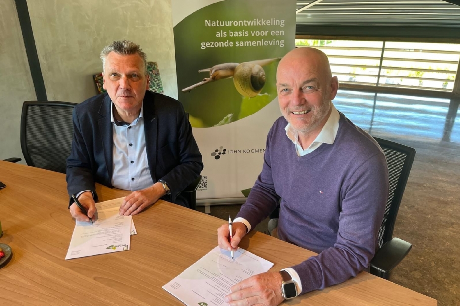 Links Wim van Ginkel (RANOX), rechts John Koomen (John Koomen Tuinen) om gezamenlijk de contracten te tekenen