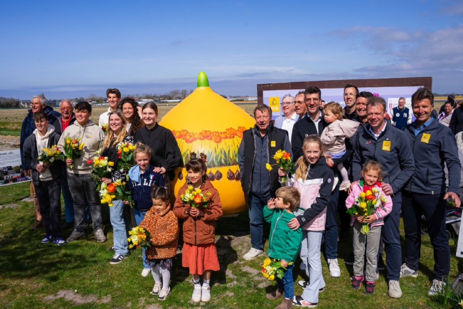 Vijf generaties van de familie Uittenbogaard bij de presentatie van het Reuzenbol-kunstwerk