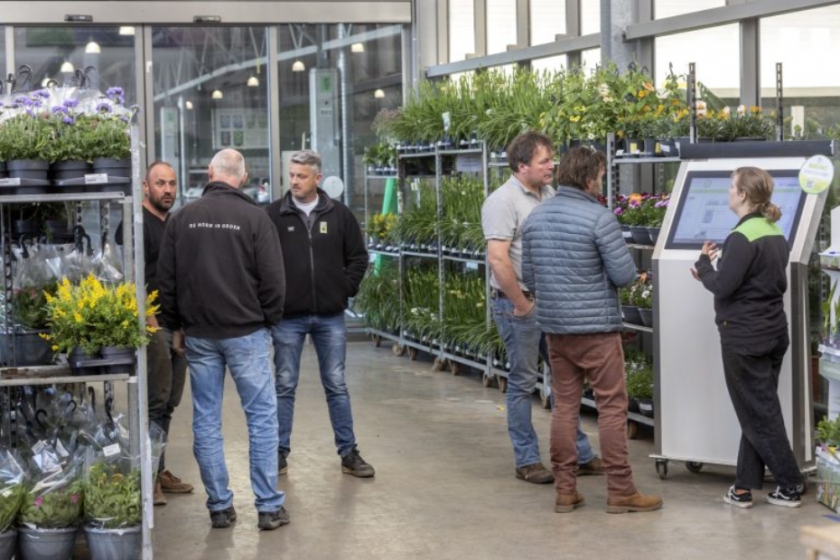 Hoveniers bekijken bij Plantion de nieuwe webshop (Beeld via: Plantion)
